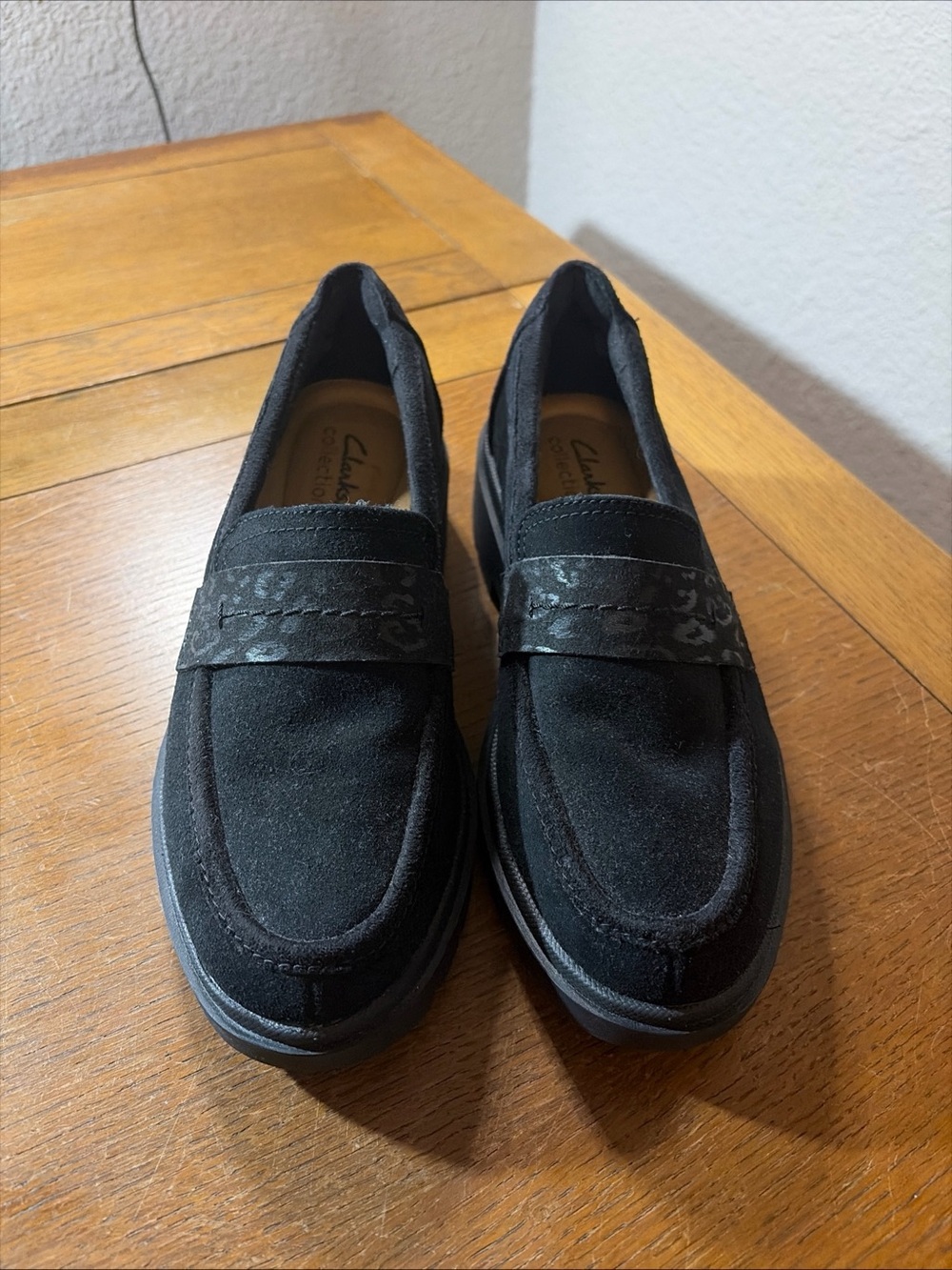 Clarks Calla Ease loafer in Black suede with a leopard print Band Size 6.5 NEW